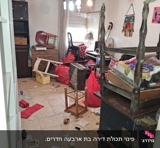 חדר מבולגן עם רהיטים ופריטים מפוזרים